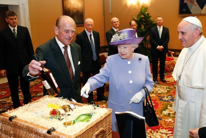 Queen Elizabeth gifts honey, whiskey and eggs to Pope Francis