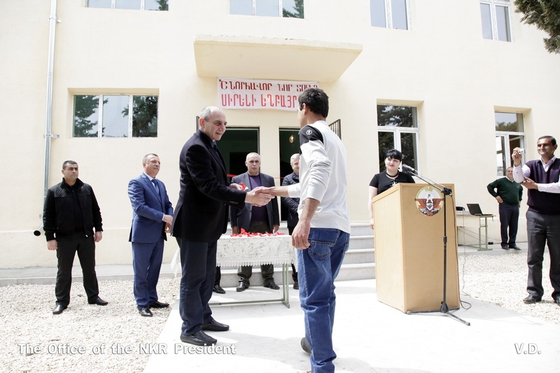 Президент НКР в Ковсакане принял участие в торжественной церемонии сдачи в 
эксплуатацию многоквартирного здания