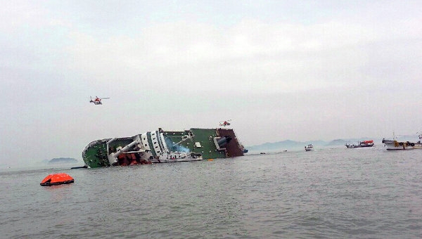 Паром в Южной Корее почти целиком ушел под воду, 1 человек погиб