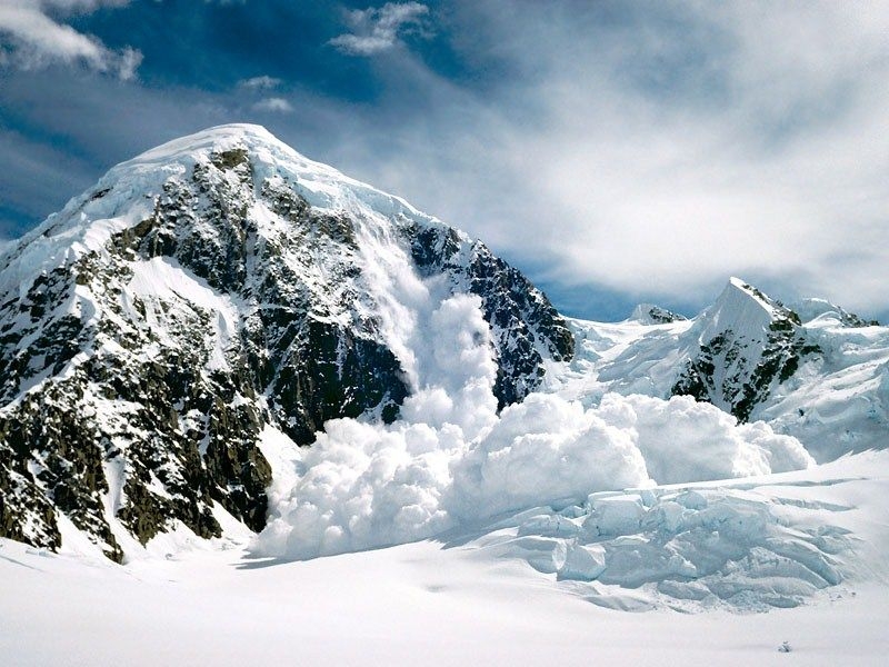 Шесть человек погибли в результате схода лавины на Эвересте
