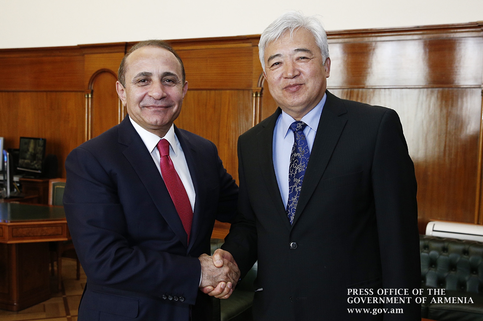 Посол Китая передал премьер-министру Армении поздравительное послание премьера 
госсовета Китая 