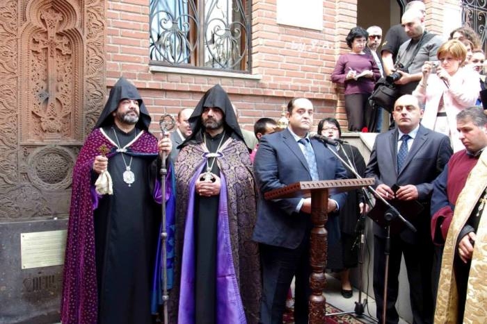 Թբիլիսիի Սուրբ Էջմիածին եկեղեցում Հայոց ցեղասպանության զոհերի 
հիշատակին 
նվիրված խաչքար է օծվել