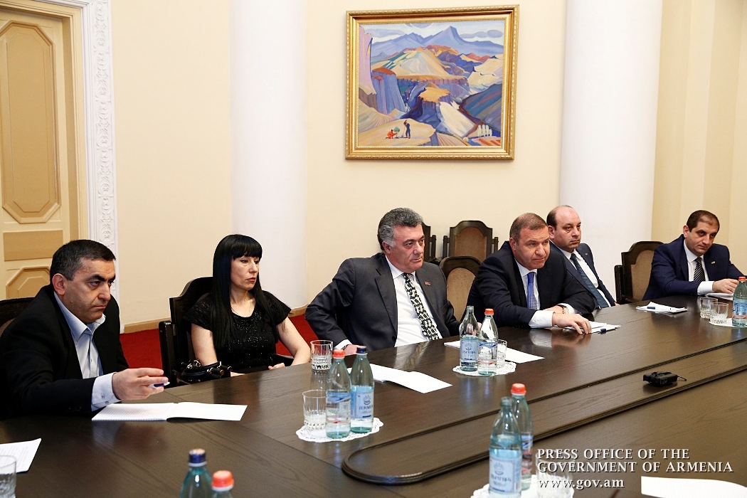 Представители парламентских фракций Армении встретились с премьер-министром 