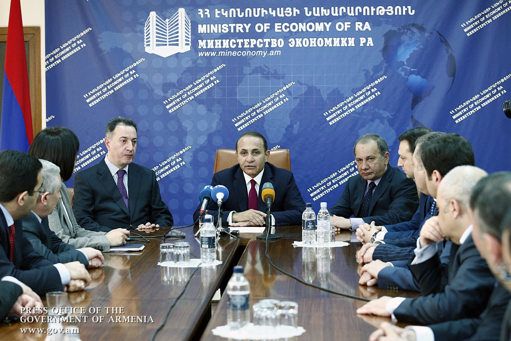 Armenia's PM introduces newly appointed Minister of Economy to ministry's staff