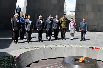 Defense Minister of Lithuania pays tribute to victims of Armenian Genocide
