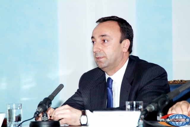 Հրայր Թովմասյանը կողմնակից է Հայաստանում երթևեկության կանոնների խախտման 
համար վարորդական իրավունքից զրկելուն