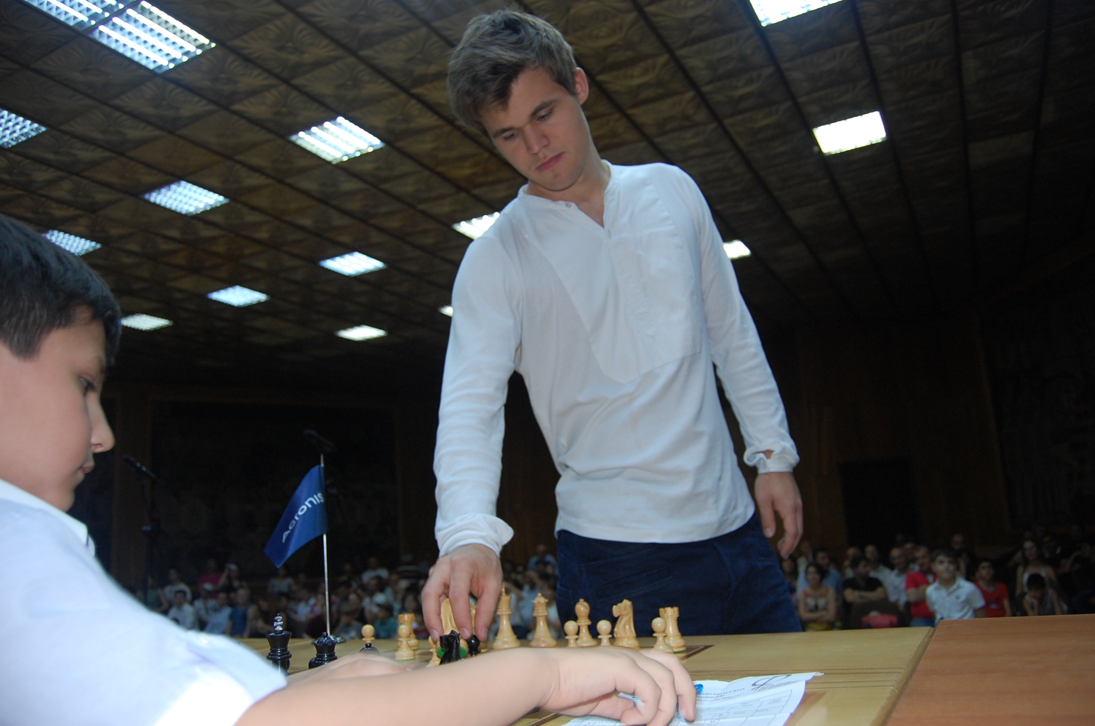 В Ереване Магнус Карлсен пригласил к шахматной доске юных армянских 
шахматистов