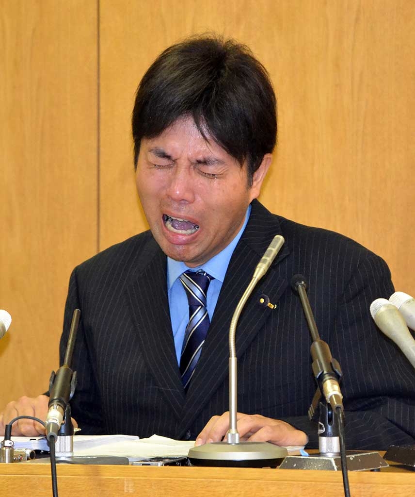 Оскандалившийся японский депутат-истерик подал в отставку