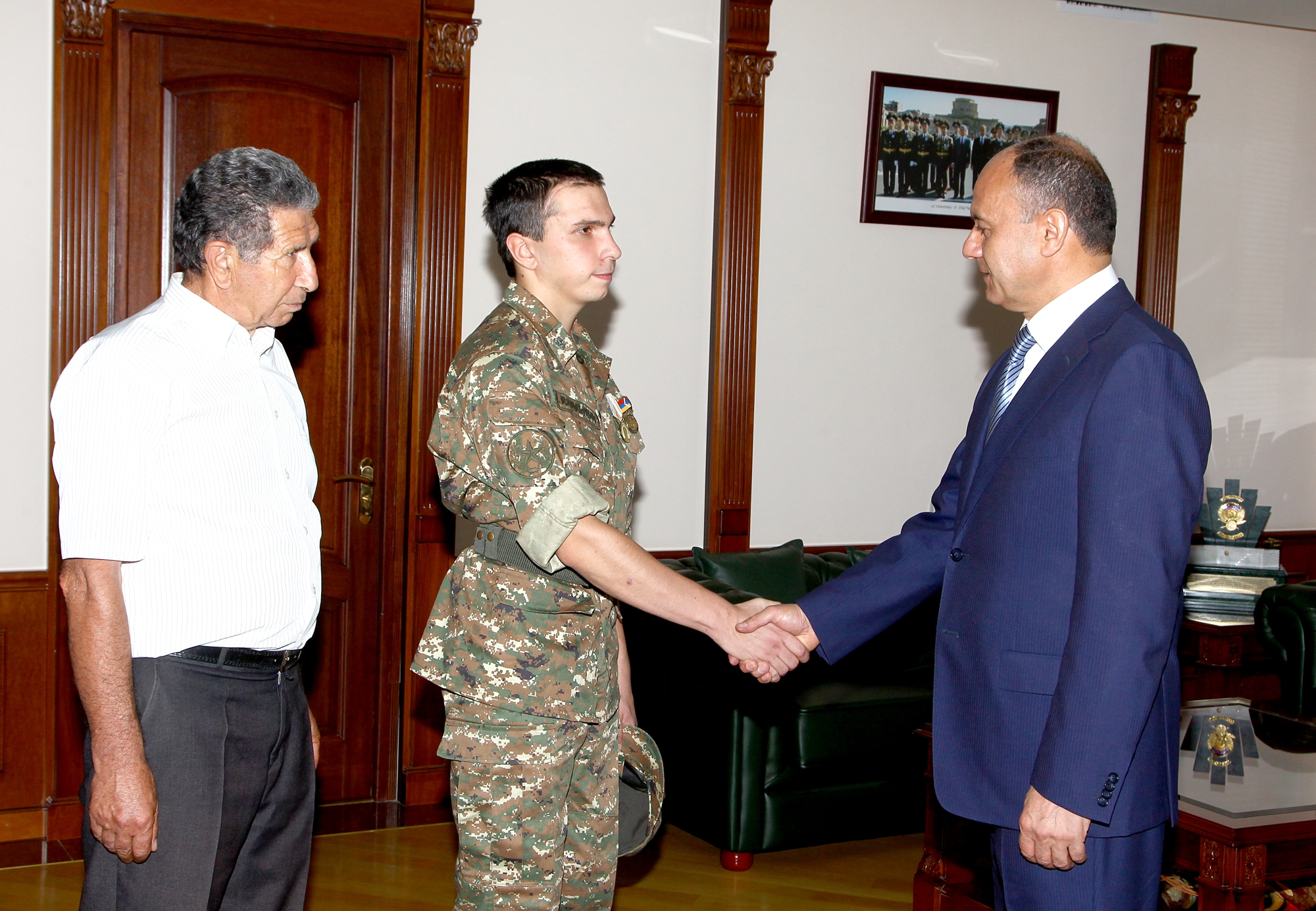 Министр обороны Армении наградил военнослужащего, предотвратившего диверсию 
противника