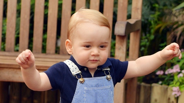 Британский наследник принц Джордж отмечает свой первый день рождения