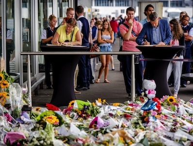 Останки погибших в крушении "Боинга" привезут в Голландию утром 23 июля