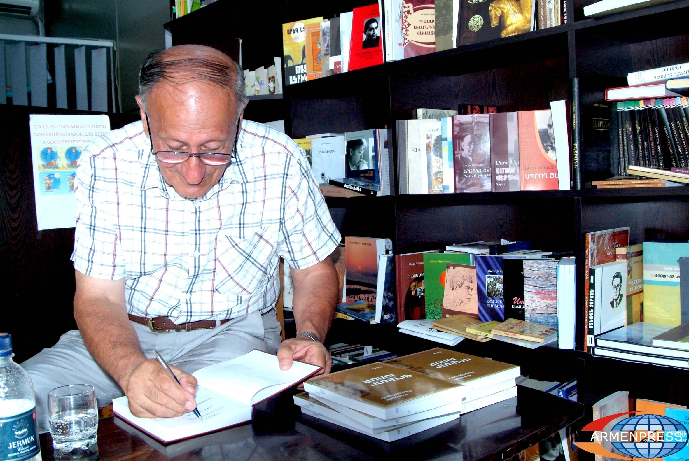 Վազգեն Գաբրիելյանն ընթերցողների համար մակագրեց «Գրավոր խոսք» գիրքը