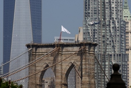 Полиция Нью-Йорка ищет людей, заменивших американские флаги на Бруклинском мосту 
на белые