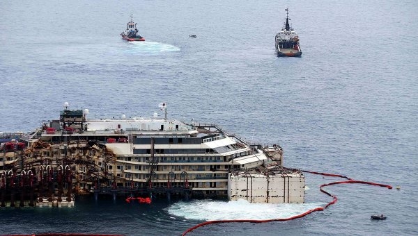 В Италии началась буксировка круизного лайнера Costa Concordia в порт Генуи для 
демонтажа