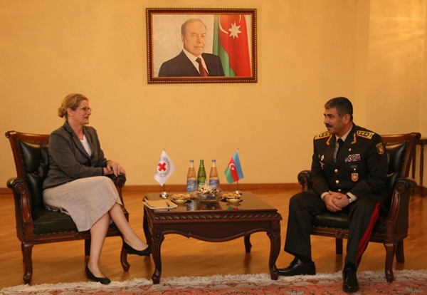 Министр обороны Азербайджана принял руководителя представительства МККК в Баку