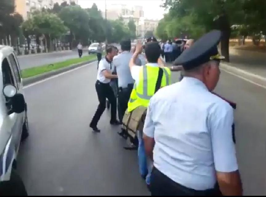 Азербайджанцы проводят акцию протеста перед посольством Израиля в Баку