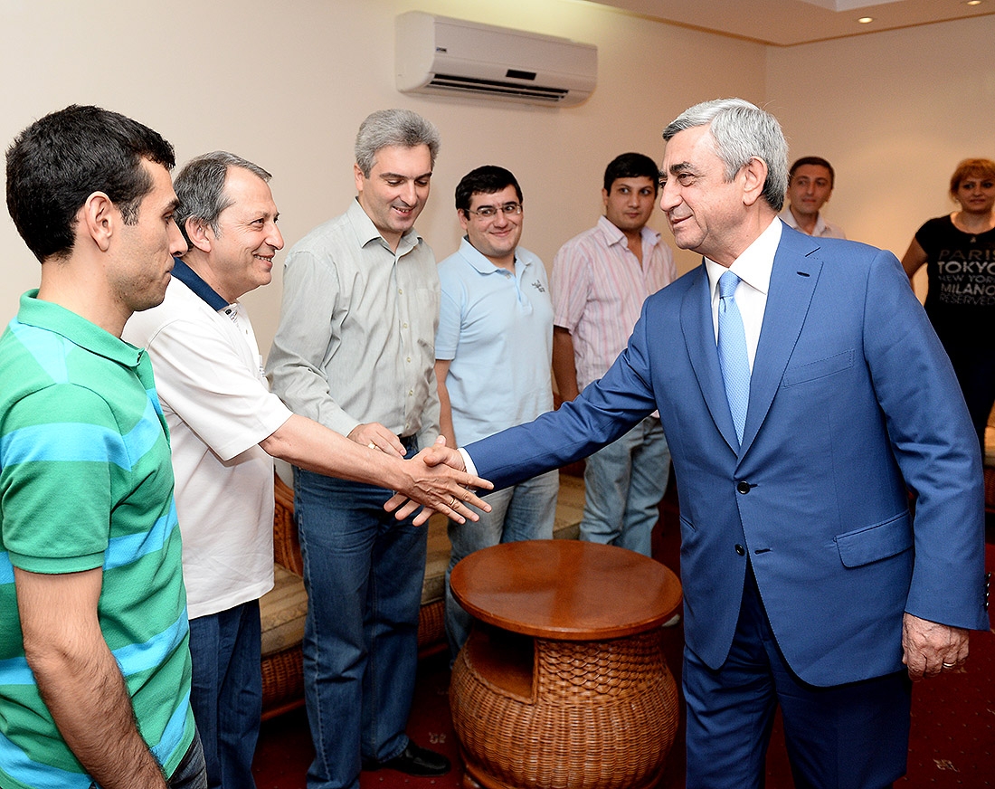 Serzh Sargsyan met with Armenian National Men’s and Women’s Teams