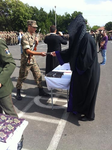 Բաբկեն Սրբազանն օրհնել է հայոց բանակի զինվորներին