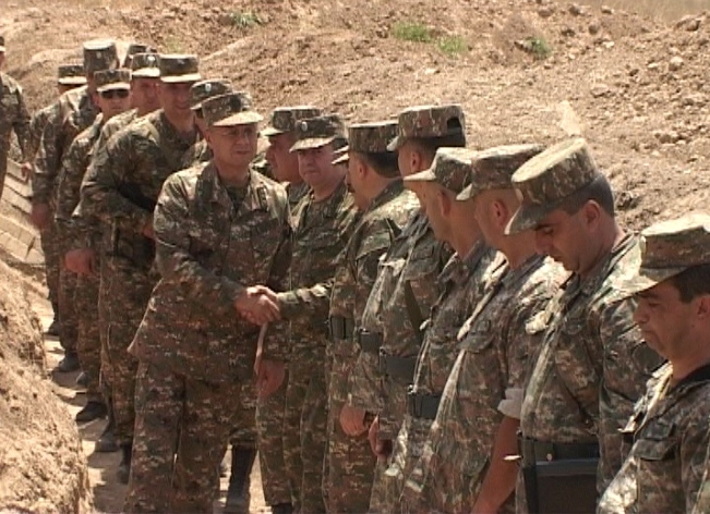 Сейран Оганян и Мовсес Акопян посетили участки на передовой линии Армии обороны 
НКР