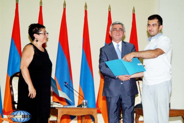 Президент Армении встретился со стипендиатами фонда «Луйс»