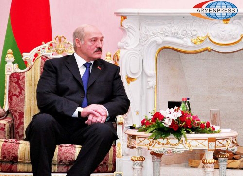 Лукашенко согласился провести в Минске встречу по урегулированию украинского 
кризиса
