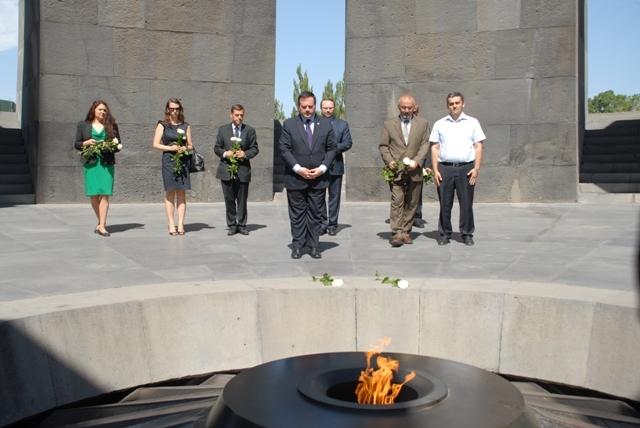 Canadian Minister pays tribute to Armenian Genocide victims memory