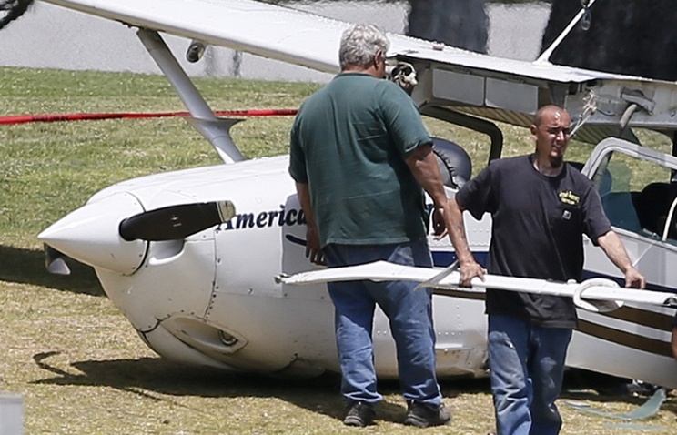 В Калифорнии одномоторный самолет рухнул на парковку у торгового центра
