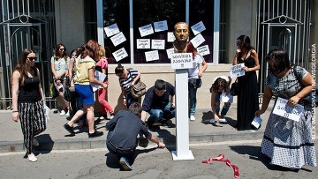 От Маргвелашвили требуют освободить президентский дворец