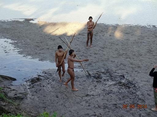 Ամազոնի հնդկացի ցեղախումբն առաջին անգամ դուրս է եկել ապաստանից եւ փորձել 
շփվել արտաքին աշխարհի հետ
