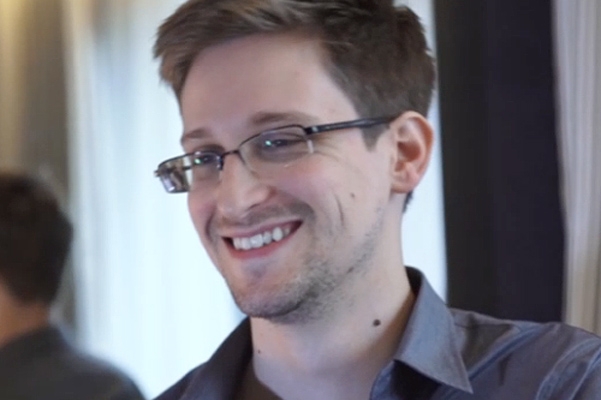 Сноуден начал говорить по-русски