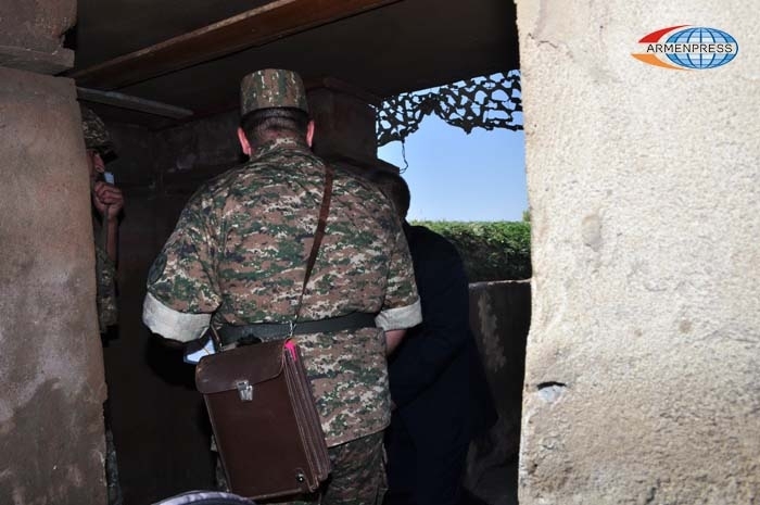 Невооруженный армянский солдат заставил противника обратиться в бегство: 
ВИДЕО