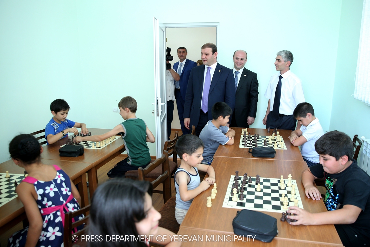 Քաղաքապետ Տարոն Մարգարյանն այցելել է Ավանի շախմատի դպրոց