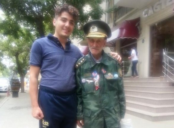 Блогер в «вечернем спортивном костюме»  обнаружил азербайджанского добровольца