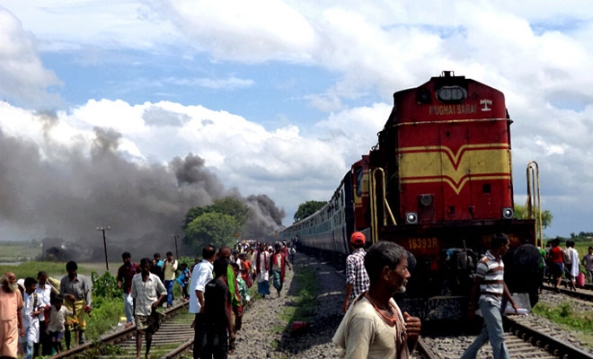 На востоке Индии более 20 человек погибли в результате столкновения поезда с 
моторикшей