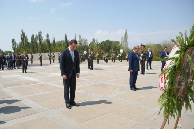 Georgia's PM pays tribute to Armenian Genocide victims' memory