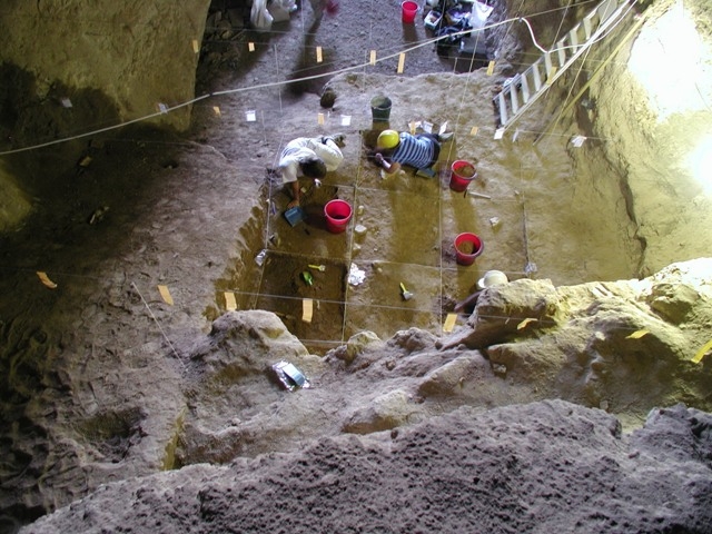 При раскопках в Тигранакерте и пещере Азох найдены новые артефакты
