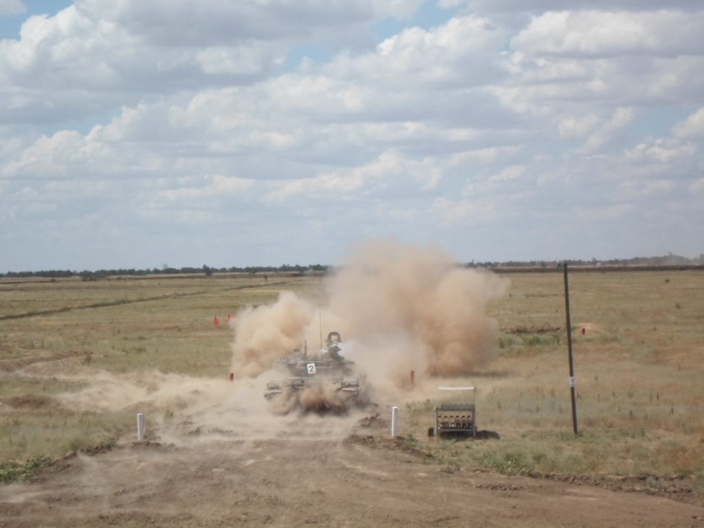 Танкисты  российской военной базе ЮВО в Армении обучаются по новым методикам  
«танкового спринта»
