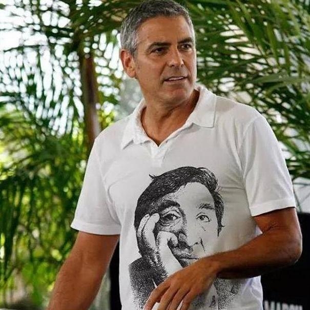 В интернете оказалась фотография Джоржа Клуни в майке с изображением Фрунзика 
Мкртчяна   