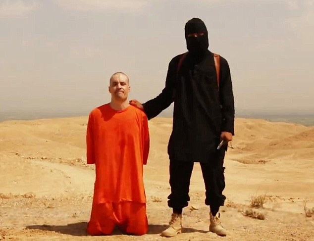 Expert raises issue that there appear to be two militants in video of James Foley being 
beheaded:CNN