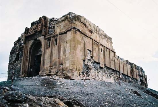 Армянская церковь Св.Варфоломея в Ване – полуразрушена, но по-прежнему величава
