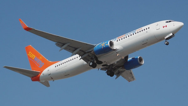 Самолет Sunwing вернулся в Торонто из-за буйного поведения пассажирок