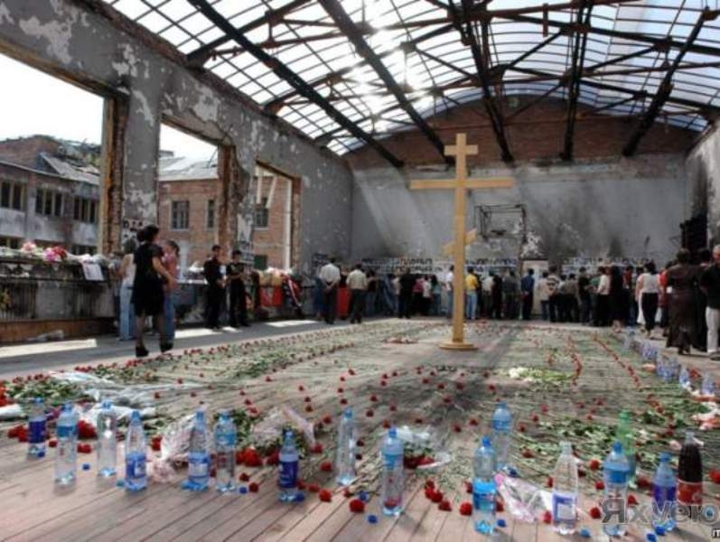 Более трех тысяч человек почтили память жертв теракта в школе №1 Беслана