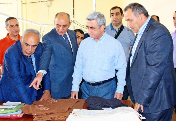 Президенты Армении и Арцаха посетили шелковый комбинат в Степанакерте 