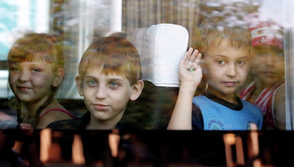 Более 60 тыс детей украинских беженцев пошли в российские школы