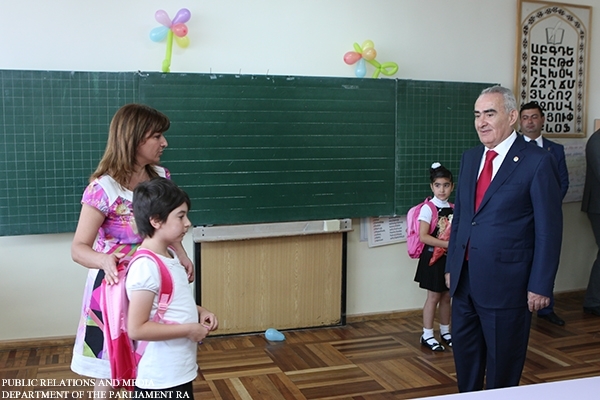 Председатель парламента Армении посетил школу, где долгие годы был директором-
учредителем 