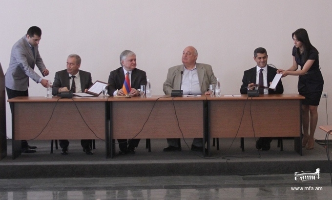 Глава МИД Армении встретился со студентами факультета международных отношений 
ЕГУ