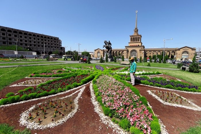 Երևանում սեպտեմբերին կտնկվի 20 000 վարդի թուփ