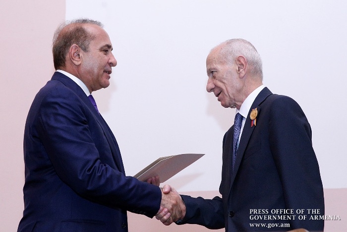 
Айрапет Галстян награжден памятной медалью премьер-министра Армении
