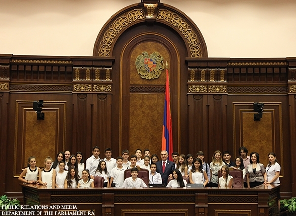 В рамках программы “Открытый урок” НС посетила группа учащихся и учителей 
Ереванской академической старшей школы