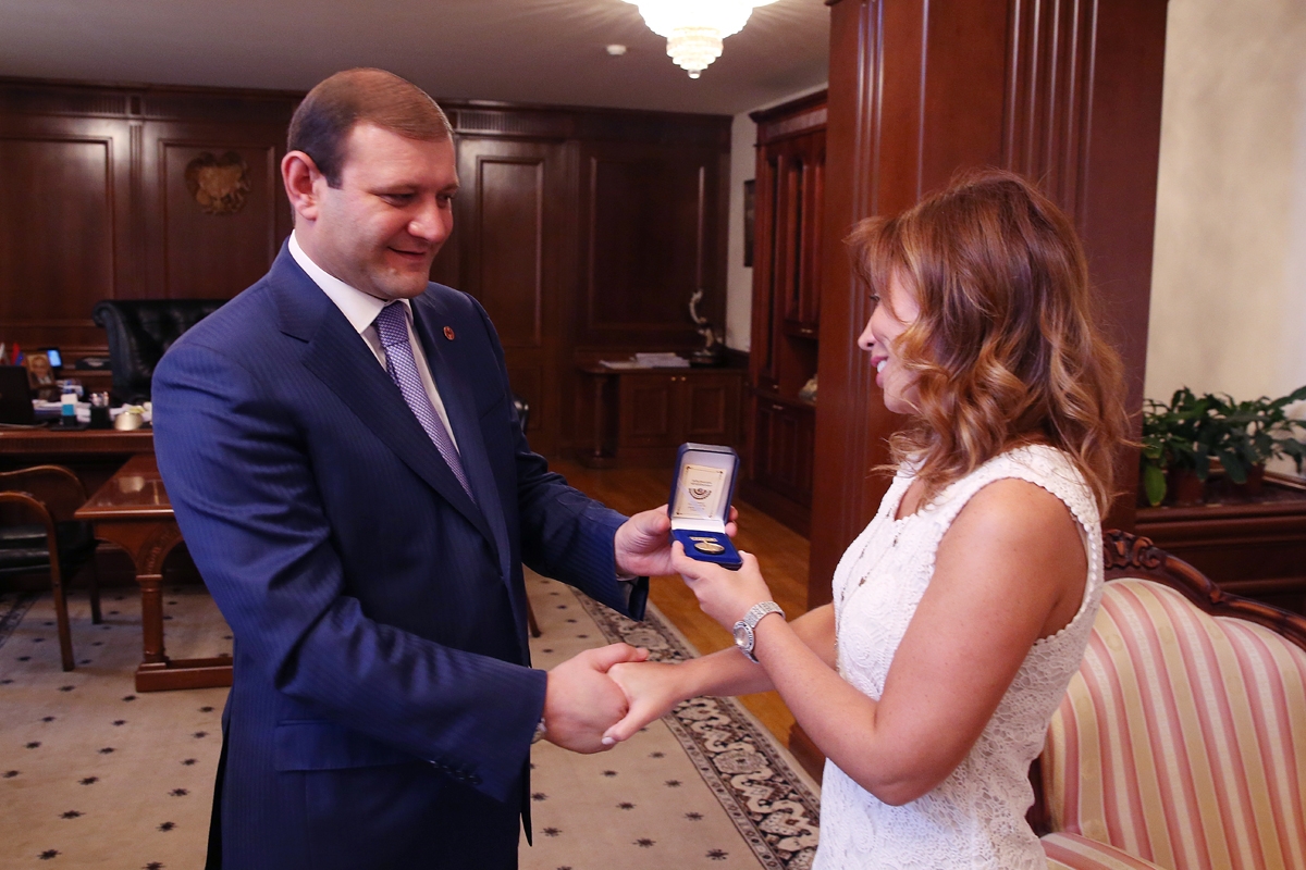 Певица армянского происхождения из Стамбула Сибил была награждена золотой медалью 
мэра Еревана